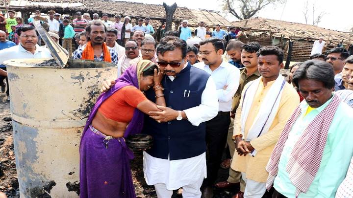 सुहागी के अग्नि पीड़ित परिवारों को पक्के आवास बना कर देंगे : वन मंत्री डॉ. शाह